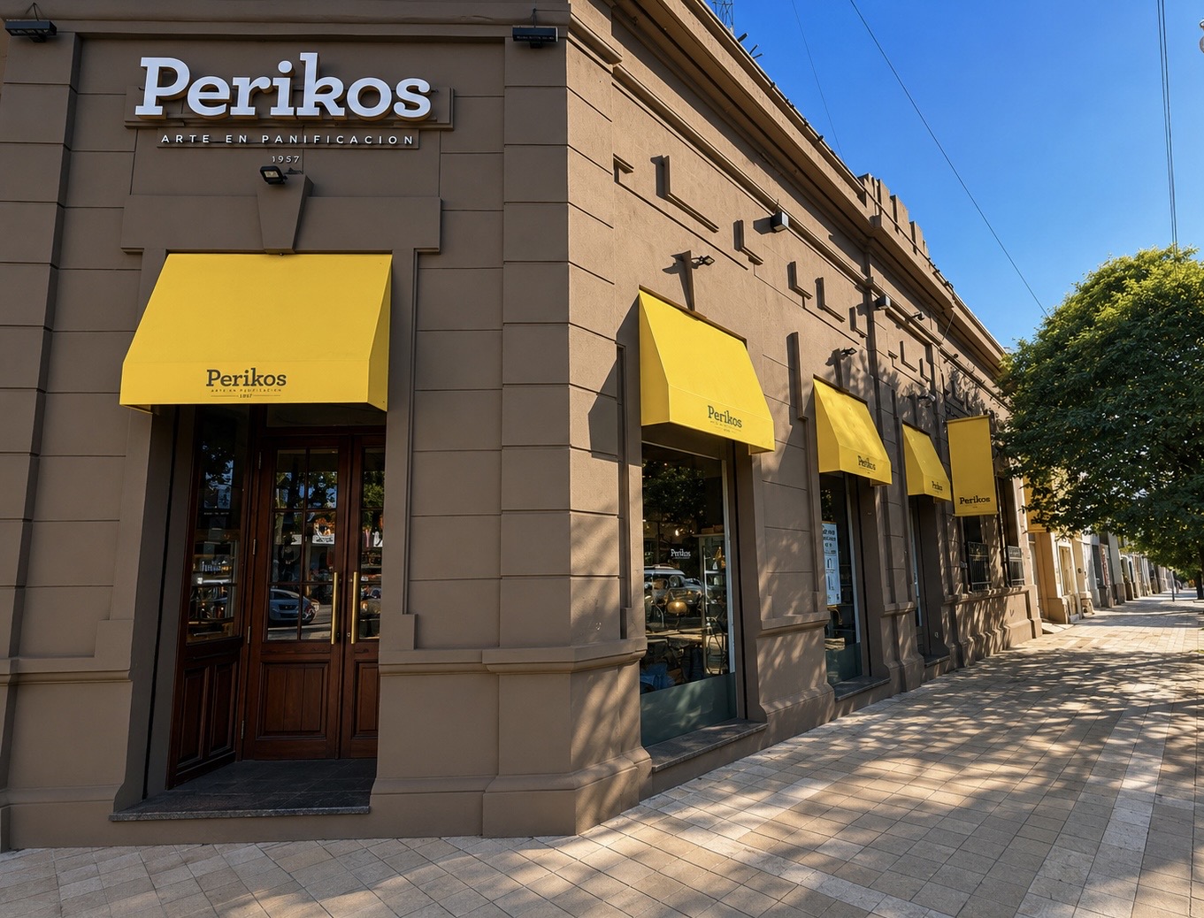 Frente de una sucursal de Panaderías Perikos en Córdoba, con sus toldos amarillos característicos